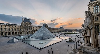 Paris'teki Louvre Müzesi'nde soygun
