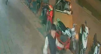 Park halindeki motosikletlere çarpan otomobildeki 3 kişi kaçmaya çalıştı; o anlar kamerada