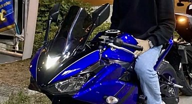 Park halindeki otomobile çarpan motosikletin sürücüsü öldü