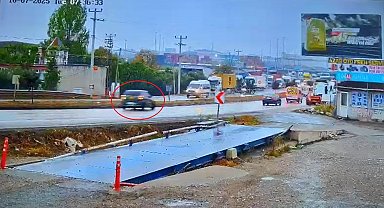 Park halindeki TIR ile elektrik panosuna çarpan otomobilin sürücüsü ağır yaralandı