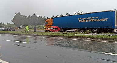 Rize'de otomobil TIR'a çarptı: 3 ölü