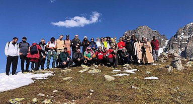 Rizeli doğaseverlerden Kaçkar Dağları eteklerinde zorlu yürüyüş