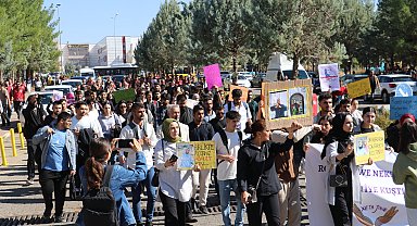 Rojin Kabaiş için yapılan yürüyüşte, üniversite öğrencisine otomobil çarptı