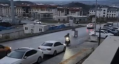 Rüzgarın şiddetiyle sürüklenen çöp konteyneri trafikte tehlike yarattı