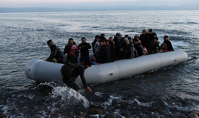 Sakız Adası'nda göçmen botu kayalıklara çarptı: 2 ölü, 10 yaralı