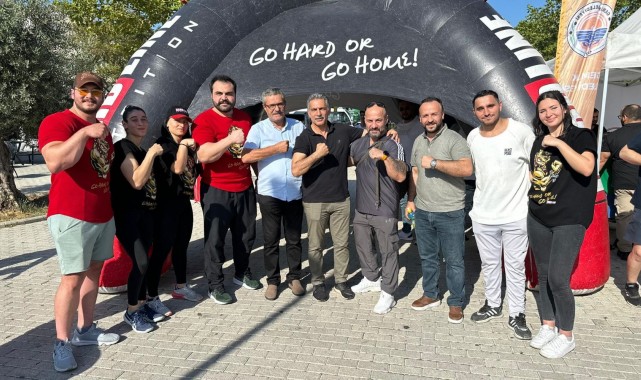 Şampiyonlardan “Halkla Bilek Güreşi”