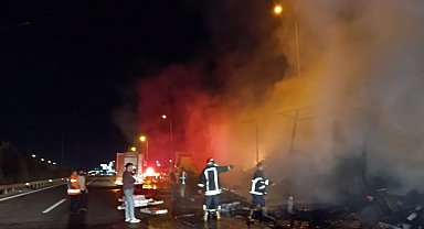 Şanlıurfa'da elektronik eşya yüklü TIR dorsesinin yanması kamerada