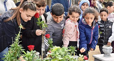 Şehit Neşe öğretmen ile babası mezarları başında anıldı