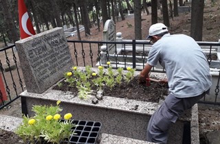 Şehitliklerde bakım ve temizlik yapıldı