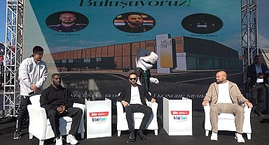 Selçuk İnan ve futbolcular kitap fuarında taraftarla buluştu