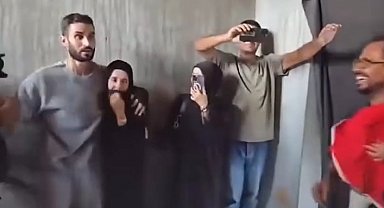 Serbest bırakılan Filistinli gazetecinin ailesine kavuştuğu anlar, kameralara yansıdı