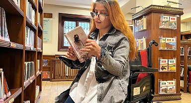 Serebral palsili Özlem, kitaplarla hayata tutundu