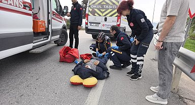 Servis minibüsünün çarptığı yaya ağır yaralandı