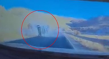 Siirt'te TIR'ın devrildiği kaza araç kamerasında