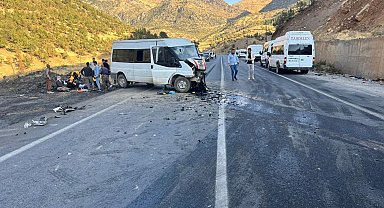 Şırnak'ta yolcu minibüsü ile hafif ticari araç çarpıştı: 11 yaralı