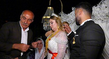 Şırnak'taki düğünde gelin ve damada 3 milyon TL ile 1,5 kilo altın takıldı