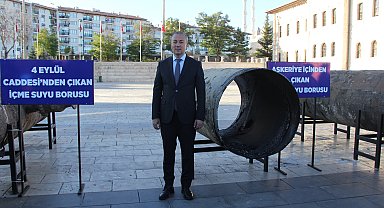 Sivas'ta belediye 'çürümüş boruları' meydanda sergiledi