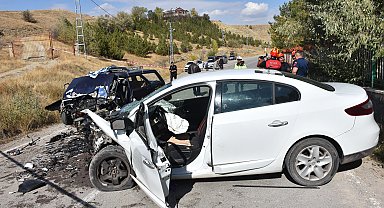 Sivas'ta otomobiller çarpıştı; 1 ölü, 1 yaralı