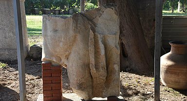 Smyrna Antik Kenti'nde 1800 yıllık heykel gövdesi bulundu; kime ait olduğu araştırılıyor