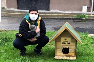 Sokaktaki canlar soğuktan korunuyor