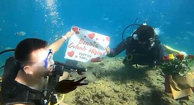 Su altında evlilik teklifi yapıp, yüzük taktı