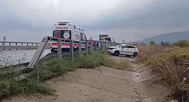 Su kanalına düşen otomobildeki 4 kişi yaralandı