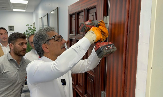 Şükrü Deviren makam kapısını söktü