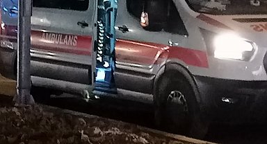 Sürücüsünün 'dur' ihtarına uymadığı otomobil polise çarptı