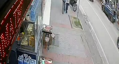 Sürücüsünün yayaya çarpmamak için manevra yaptığı otomobil kaldırıma çıktı; o anlar kamerada