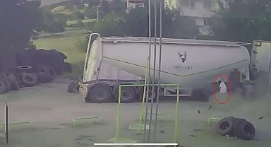 Tamir sırasında TIR'ın sağlam lastiği patladı; 1 yaralı