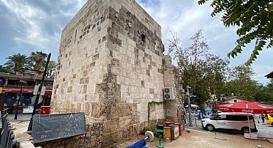 Tarihi burcun duvarı, klima takmak için delindi