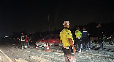 Tarsus'ta 2 otomobil çarpıştı: 1 ölü, 4 yaralı