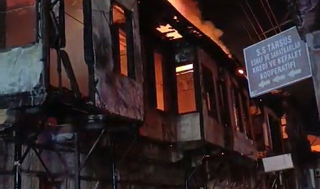 Tarsus'ta iki ahşap ev, yangında küle döndü