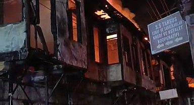 Tarsus'ta iki ahşap ev, yangında küle döndü