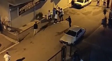 Tartıştıkları 2 kişiyle ayırmaya çalışanı dövdüler