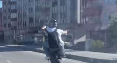 Tek teker üzerinde ilerleyip, hız yaptı; o anlar kamerada