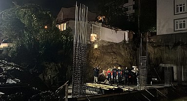 Temel kazası yapılan inşaatın bitişiğindeki evin bir duvarı çöktü