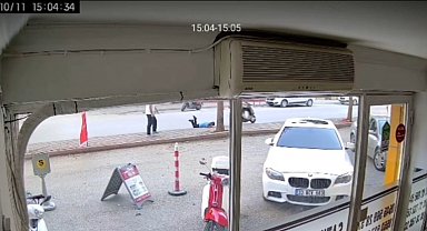 Ters yönde ilerleyen motosiklet çocuğa çarptı; kaza kamerada