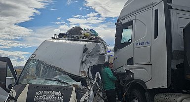 TIR ile minibüs çarpıştı: 9 yaralı