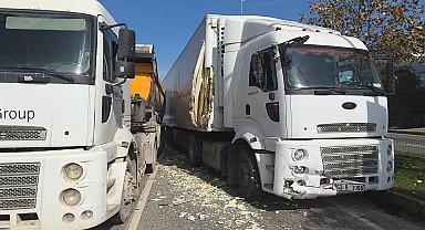 TIR, kırmızı ışıkta bekleyen otomobile çarptı; 5 yaralı