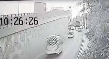 TIR'ın viyadükte devrildiği kaza kamerada