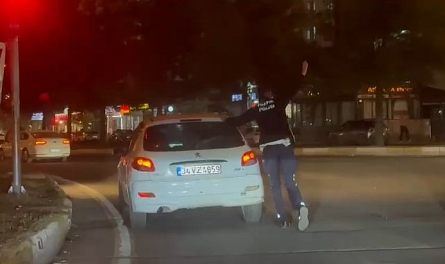 Trafik polisi, yolda kalan otomobili iterek sürücüye yardım etti