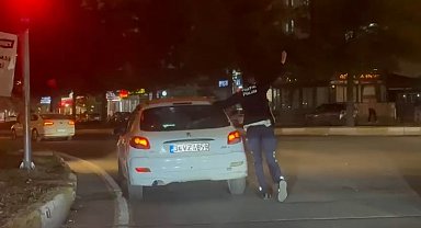 Trafik polisi, yolda kalan otomobili iterek sürücüye yardım etti