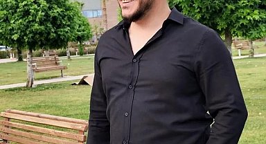 Trafikte sıkıştırılan otomobilin çarptığı motosikletin sürücüsü kurtarılamadı