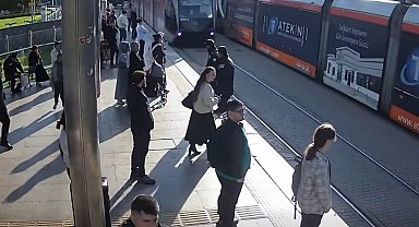 Tramvayın altın kalmaktan güvenlik görevlisi kurtardı; o anlar kamerada