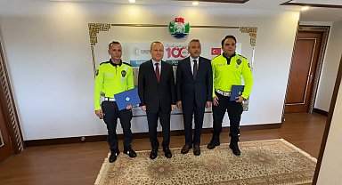 Tünelde arızalanan beton mikserini, Cumhurbaşkanı konvoyunun geçişi öncesi fark edip önlem alan polislere ödül