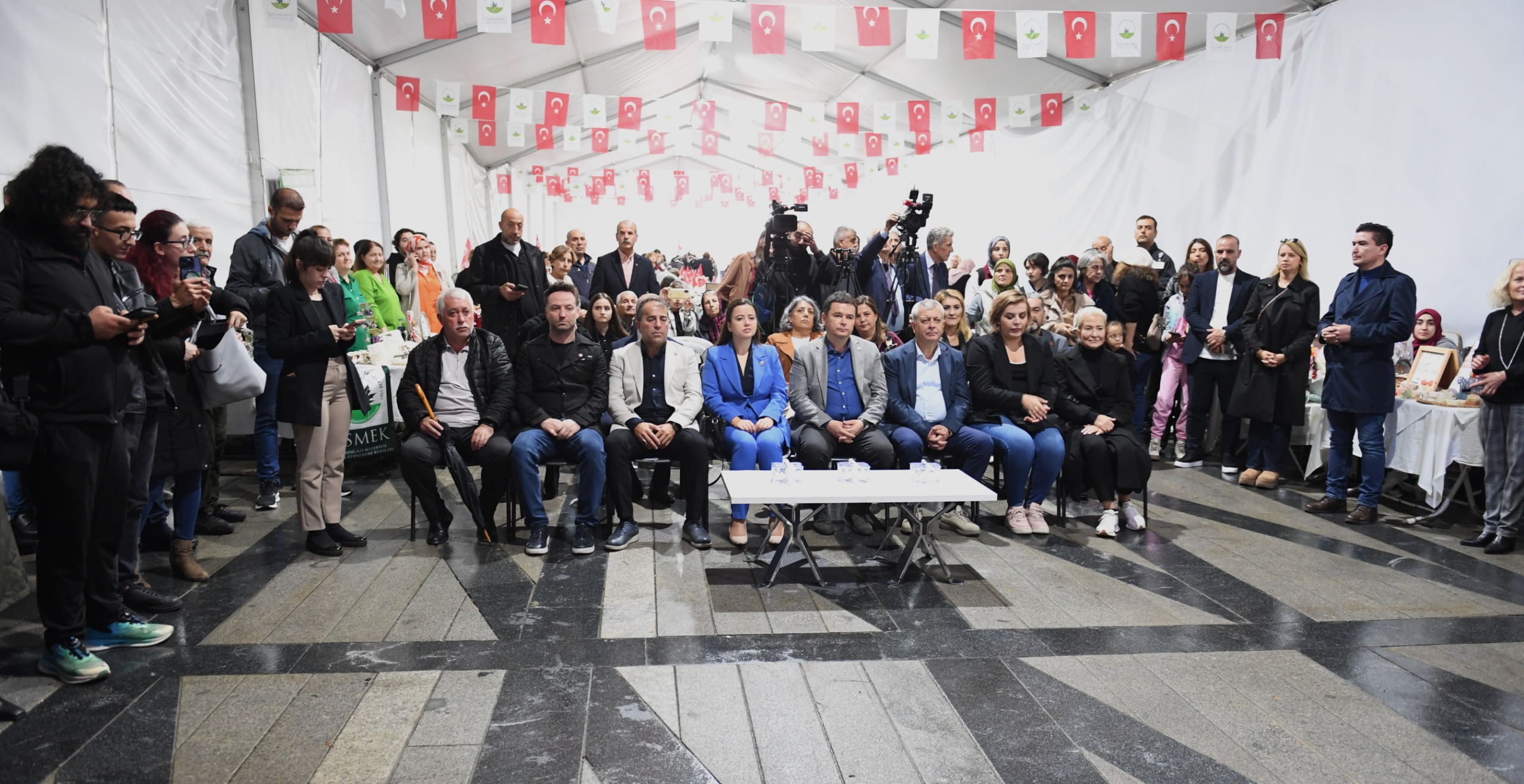 Üreten kadınlar Cumhuriyet İçin Bir Araya Geldi