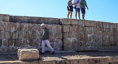 Üzerindeki çatlaklar her yıl büyüyen mendireğin yıkılma tehlikesi