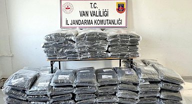 Van'da durdurulan araçta 1 milyon liralık kaçak malzeme ele geçirildi