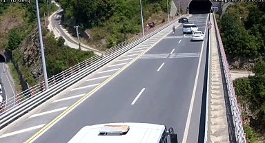 Viyadükte geri manevra yapan otobüs nedeniyle kaza yaptığını iddia edip şikayetçi oldu